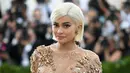 Melansir Mirror.co.uk, acara Met gala 2017 memiliki peraturan berupa larangan kepada para hadirin untuk menguggah berbagai hal terkait dengan acara bergengsi tersebut. Namun hal ini dilanggar oleh Kylie. (AFP/Bintang.com)