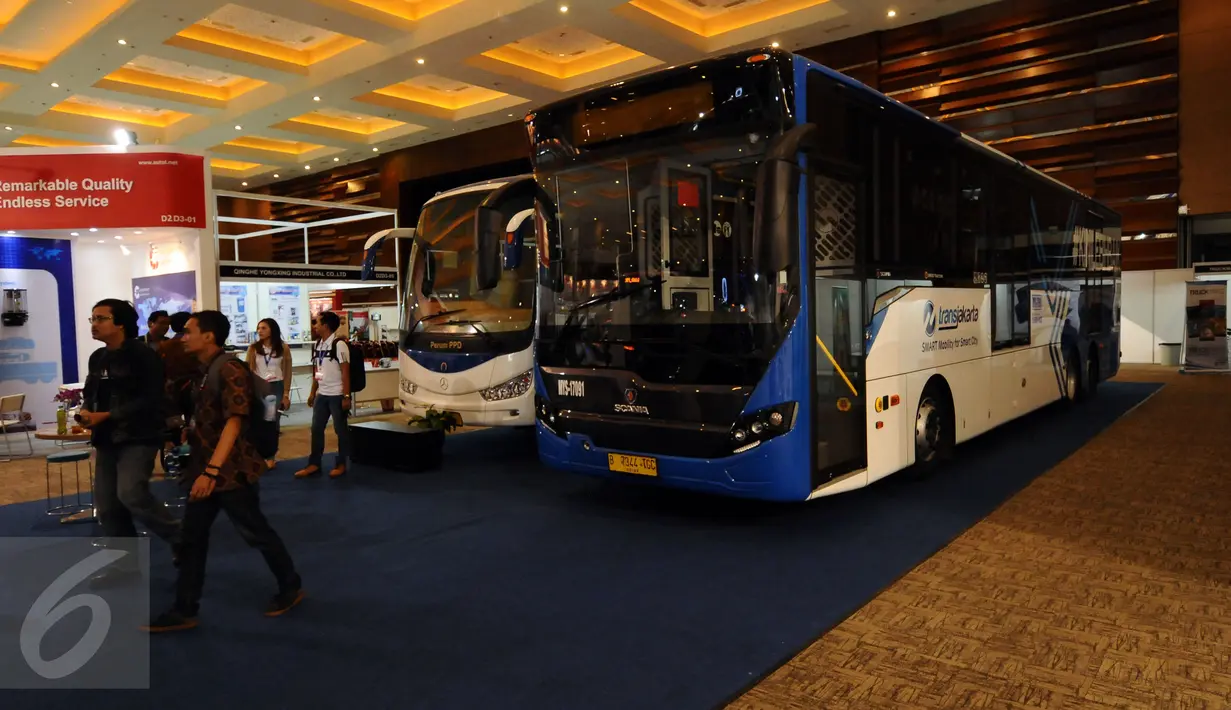 Pengunjung melintas di depan bis Transjakarta yang dipamerkan saat pameran INAPA 2017 di JIExpo Kemayoran, Jakarta, Rabu (29/3). Pameran ini berlangsung di Hall B1 JIExpo Kemayoran. (Liputan6.com/Helmi Fithriansyah)