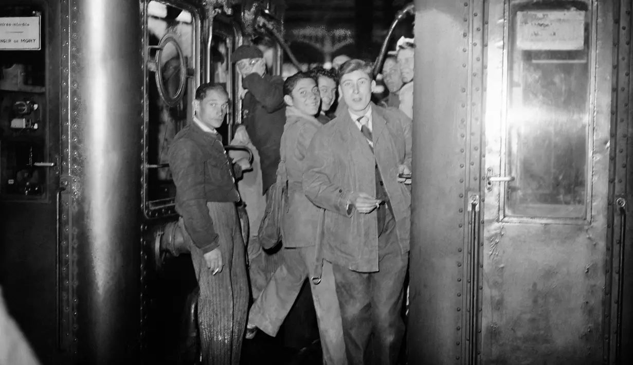 Sejumlah penumpang berada di dalam gerbong kereta menunggu keberangkatan, pada Oktober 1944 di Paris, beberapa bulan setelah Pembebasan Paris, selama Perang Dunia Kedua. (AFP Photo)