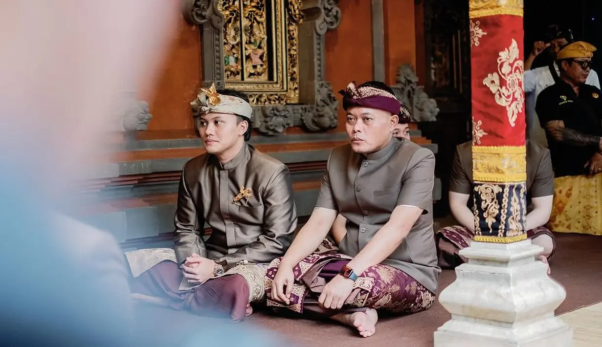 Sule bersama ketiga anaknya kompak mengenakan busana adat Bali bernuansa cokelat. [Foto: Instagram/ferdinan_sule]