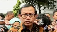 Menteri Sekretaris Kabinet (Menseskab) Pramono Anung mendesak Kapolri Jenderal Tito Karnavian membersihkan institusinya.