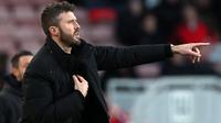 Pelatih Middlesbrough, Michael Carrick memberi instruksi dari pinggir lapangan saat menghadapi Brighton and Hove Albion pada laga putaran ketiga Piala FA 2022/2023 di Riverside Stadium, Middlesbrough (7/1/2023). Michael Carrick saat ini tengah membesut Middlesbrough sejak ditunjuk pada 24 Oktober 2022. Sebelumnya ia sempat menjadi caretaker Manchester United hanya dalam 3 laga, mulai 21 November 2021 hingga 2 Desember 2021. (AFP/Oli Scarff)