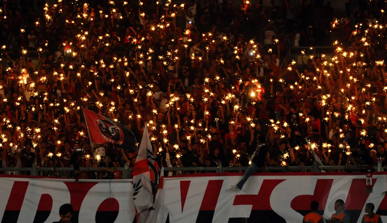 Aksi para milanisti Indonesia disela-sela laga persahabatan legenda sepak bola Indonesia melawan World Football Legends di Stadion GBK Jakarta, (7/6/2014). (Liputan6.com/Helmi Fithriansyah)