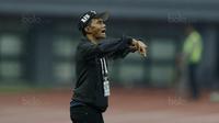 Pelatih Martapura FC, Frans Sinatra Huwae, saat pertandingan melawan Persis Solo pada laga Liga 2 Indonesia di Stadion Patriot, Bekasi, Kamis, (9/11/2017). Martapura FC menang 1-0 atas Persis Solo. (Bola.com/M Iqbal Ichsan)