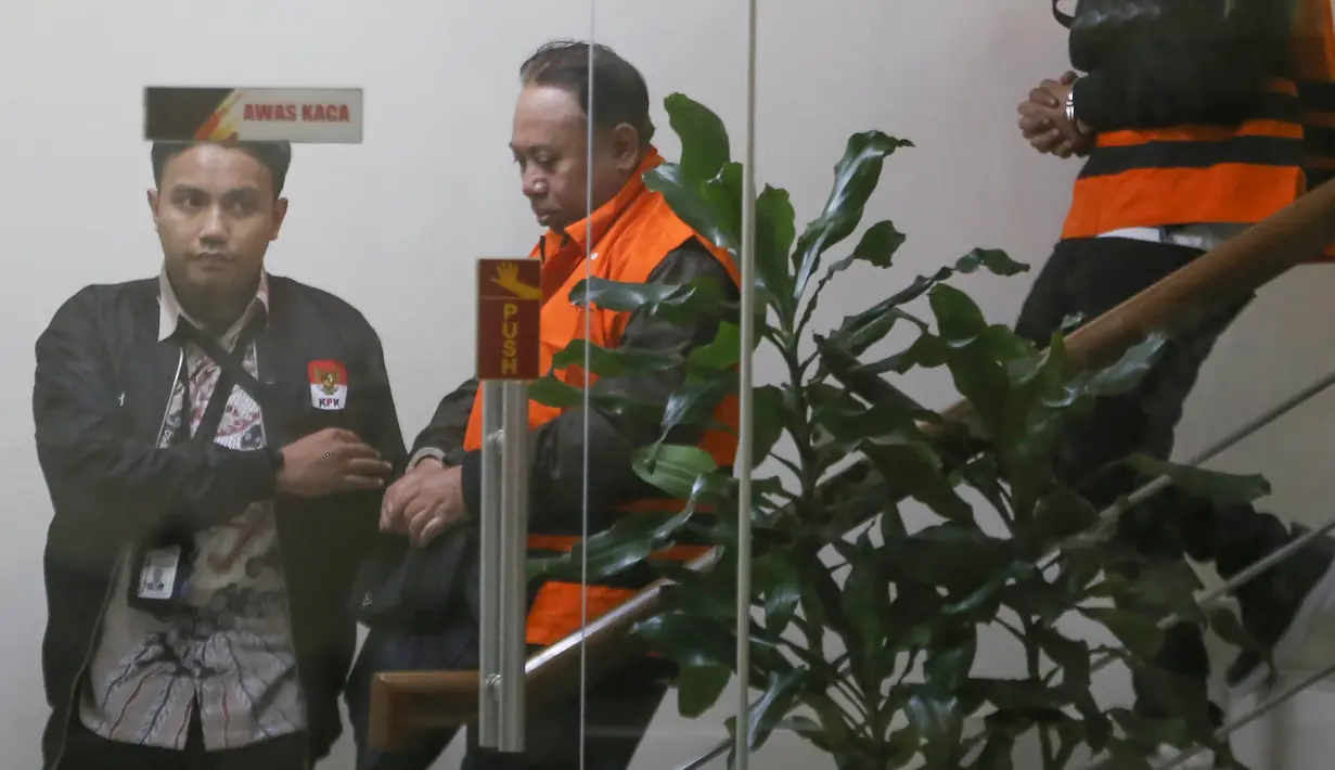 Rektor Universitas Jenderal Soedirman (Unsoed) Akhmad Sodiq melangkah menuju mobil tahanan seusai menjalani pemeriksaan di Gedung Merah Putih KPK, Jakarta, Sabtu, 22 Agustus 2026. KLY/ Arie Basuki)