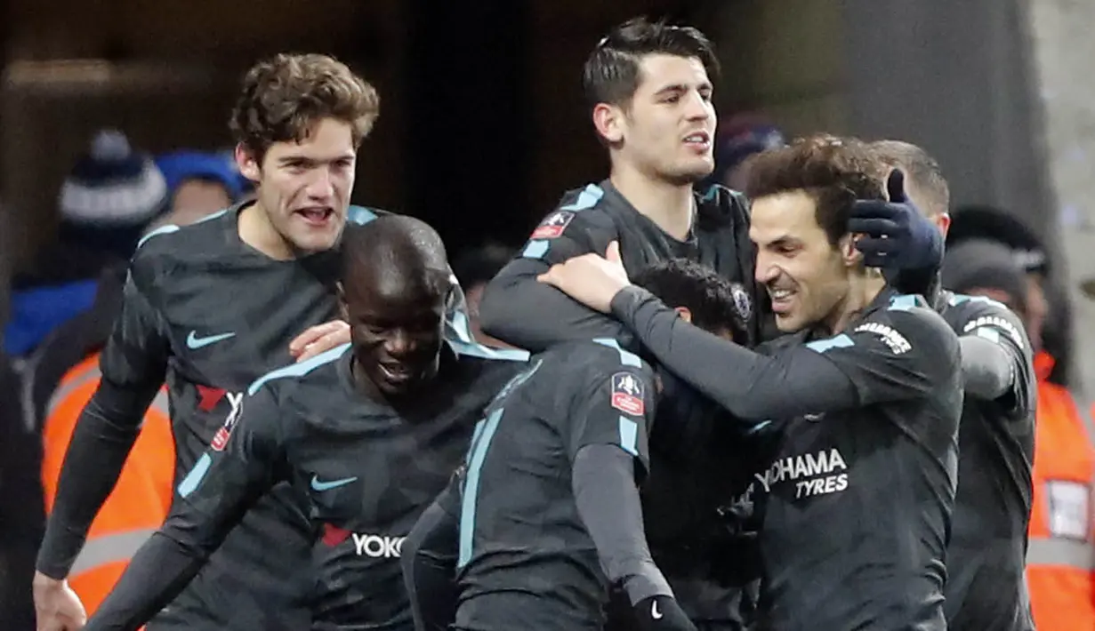 Para pemain Chelsea merayakan gol yang dicetak oleh Pedro ke gawang Leicester City pada laga perempat final Piala FA di Stadion King Power, Minggu (18/3/2018). Leicester City takluk 1-2 dari Chelsea. (AP/Frank Augstein)