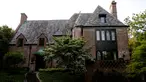 Sebuah rumah yang akan ditempati Barack Obama, berada di sebelah barat laut Washington, AS, Kamis (26/5). Rumah mewah itu akan disewa Obama setelah pensiun menjadi Presiden Amerika Serikat. (REUTERS/Gary Cameron)