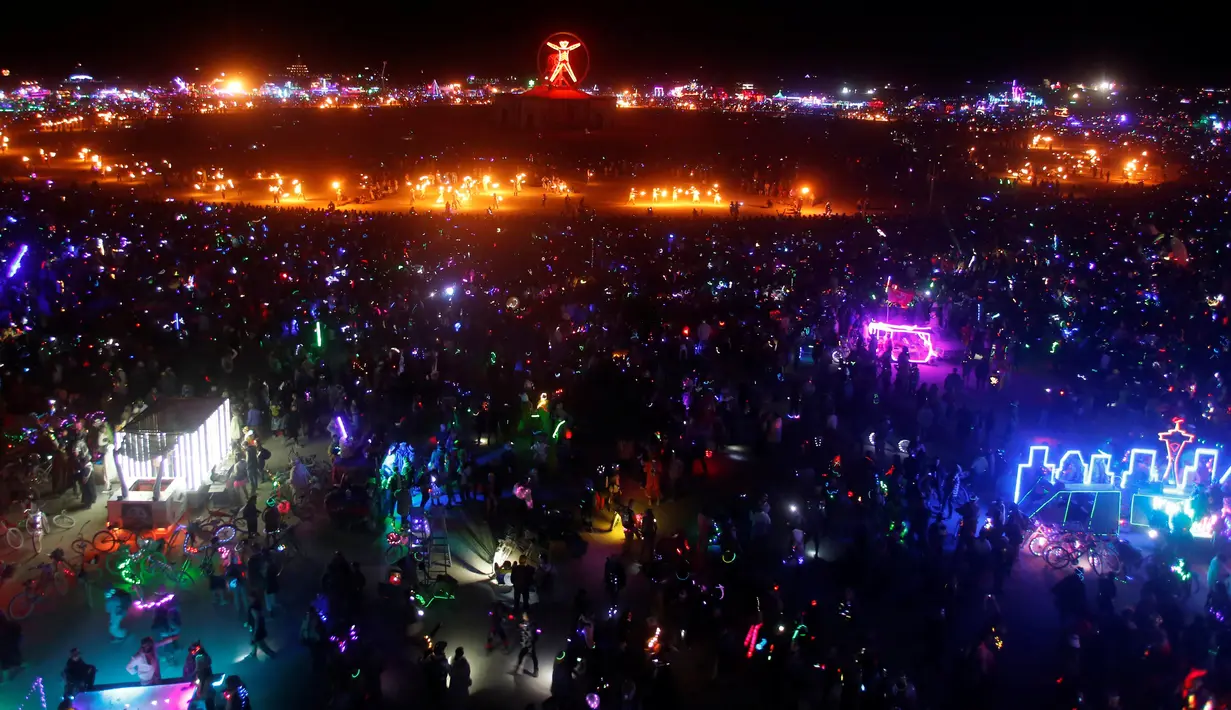 Puluhan ribu orang menyemut di malam festival seni dan musik tahunan Burning Man di Black Rock Desert, Nevada, AS (3/9). Diperkirakan 70.000 orang dari seluruh dunia berkumpul di sini. (REUTERS / Jim Urquhart)