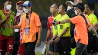 Wasit Oki Dwi Putra mendapatkan protes keras dari Persija Jakarta setelah menganulir gol Marko Simic ke gawang Arema FC dalam BRI Liga 1 di Stadion Manahan, Solo, Minggu (17/10/2021). (Bola.com/Bagaskara Lazuardi).