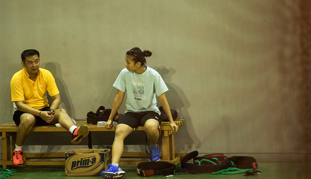 Greysia Polii berdiskusi dengan Pelatih Eng Hian usai berlatih jelang Kejuaraan Dunia BWF 2015 di Pelatnas Cipayung, Jakarta, Kamis (6/8/2015). (Bola.com/Vitalis Yogi Trisna) 