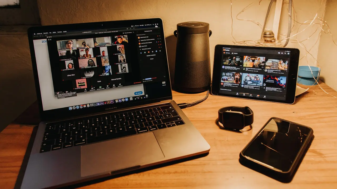 Ilustrasi laptop, handphone, alat komunikasi modern