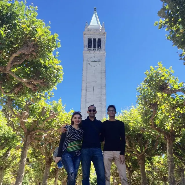 Najwa Shihab dan suami, mengantar Izzat Assegaf ke California untuk menempuh pendidikan di Berkeley University. (Foto: Instagram/@izzatassegaf)