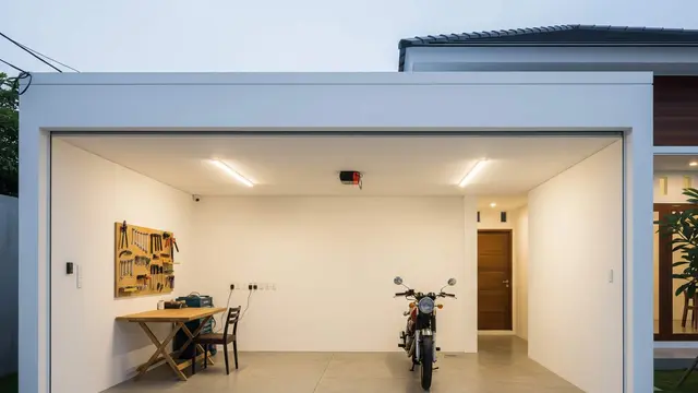 Ide Garasi Motor Sederhana di Samping Rumah