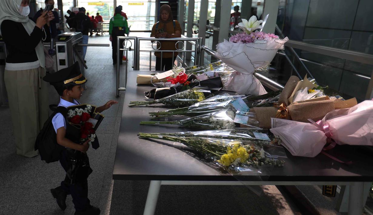 Rangkaian bunga dan pesan belasungkawa berjajar di salah satu titik Stasiun Bekasi Timur, Kota Bekasi, Jawa Barat, pada Kamis (30/4/2026). Tampak dalam foto, seorang anak meletakkan karangan bunga di dekat pintu masuk peron Stasiun Bekasi Timur, Bekasi, Jawa Barat, Kamis (30/4/2026). (Kapanlagi.com/Budy Santoso)