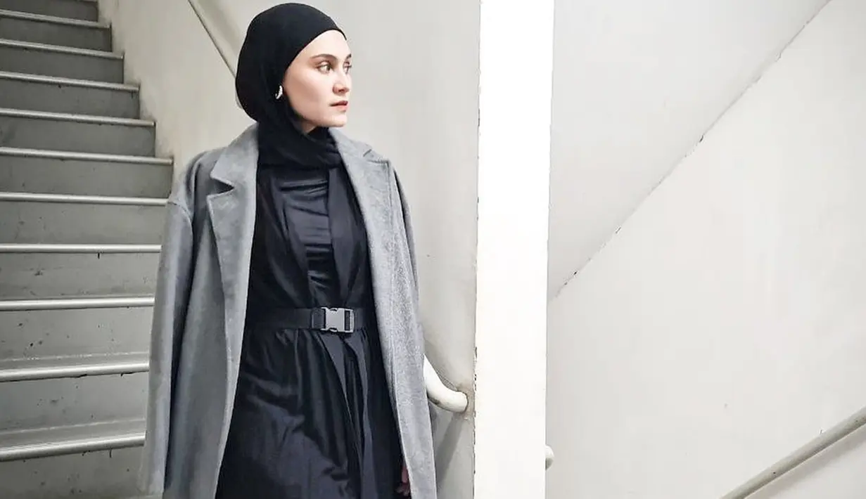 Pemain sinetron Islam KTP ini pandai mix and match busana. Tak heran jika gaya OOTD-nya kerap jadi inspirasi. Meski demikian, Zee Zee Shahab selalu memilih gaya busana simpel di kesehariannya. Seperti kali ini, ia tampil menawan dengan tunik hitam yang dipadukan dengan outer berwarna abu-abu. (Liputan6.com/IG/@zeezeeshahab)