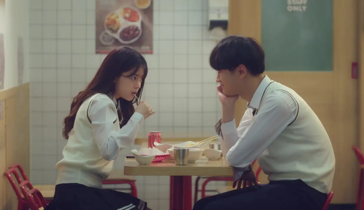 Drama Seventeen cocok untuk para penonton yang kangen dengan masa cinta saat SMA. Walaupun episodenya hanya dikit, akan tetapi ceritanya dapat membuat para penontonnya jadi baper. (Foto: seoulbeats.com)