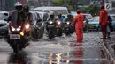 Sejumlah kendaraan melintasi genangan air usai hujan deras dikawasan Tugu Tani, Jakarta, Kamis (12/10). Agar tidak terjadi genangan kembali petugas dari Dinas Kebersihan membuang aliran air hujan kedalam selokan. (Liputan6.com/Faizal Fanani)