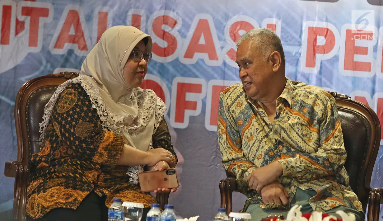 Pakar IT UI Riri Fitri (kiri) berbincang dengan pakar transportasi Tri Tjahjono saat Workshop Smart SIM di NTMC, Jakarta, Kamis (5/9/2019). Batas maksimal pelanggaran dalam sistem Smart SIM ialah 12 poin kesalahan. (Liputan6.com/Herman Zakharia)