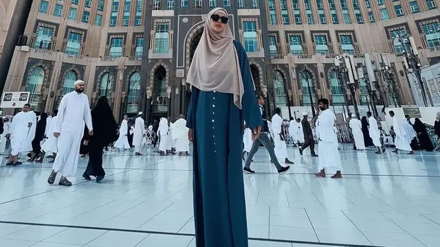 Gaya Modis Paula Verhoeven Kenakan Hijab. [@paula_verhoeven]