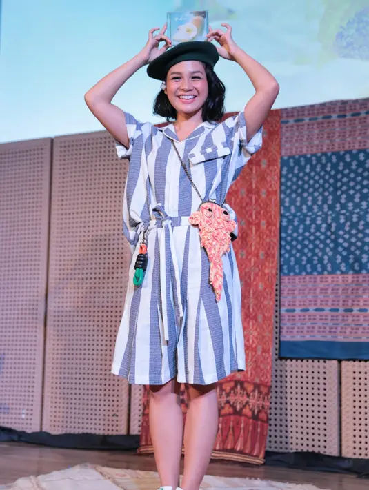 Lagu berjudul Belahan Jantungku dan Indahnya Dunia menjadi lagu andalan Andien dalam album ketujuhnya kali ini. Saat acara peluncuran albumnya, Andien juga membawakan empat lagu diantaranya, Biru, Indah Dunia, Metamorfosa dan Warna. (Adrian Putra/Bintang.