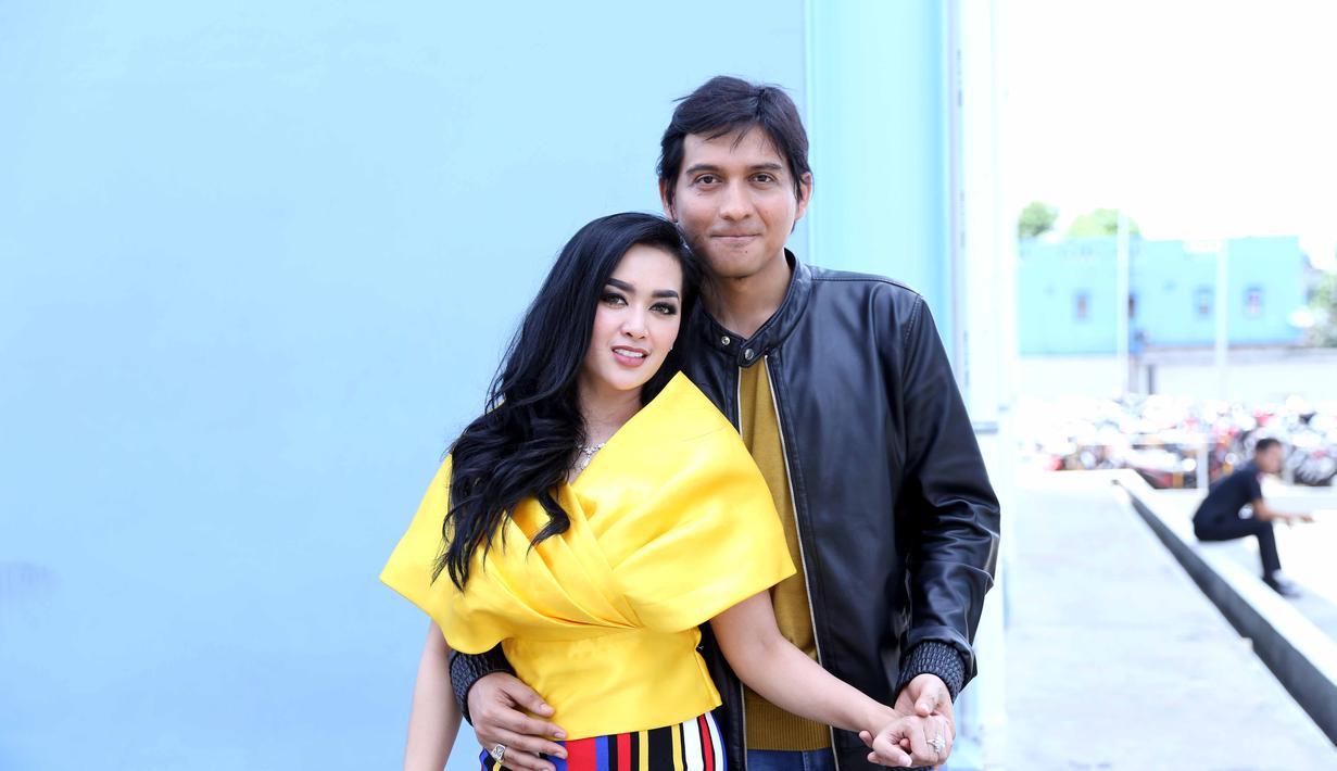 Pasangan yang tengah berbahagia, Lucky Hakim dan Tiara Dewi baru saja meresmikan hubungannya. Pasangan ini resmi menikah pada Kamis (19/1/2017) di Masjdi At Tin, Jakarta Timur. (Nurwahyunan/Bintang.com)