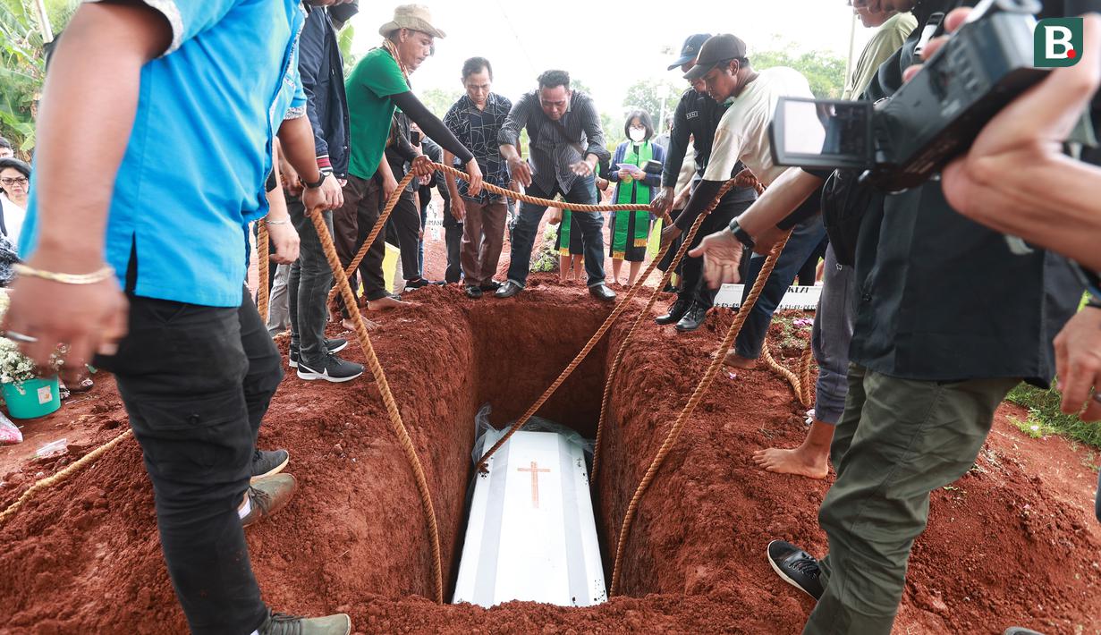 Prosesi pemakaman mantan pelatih Timnas Indonesia, Benny Dolo di Tempat Pemakaman Umum (TPU) Pondok Benda, Pamulang, Tangerang Selatan, Sabtu (4/2/2023) siang WIB. Bendol, sapaan akrabnya, meninggal dunia pada Rabu (1/2/2023) karena sakit. (Bola.com/M Iqbal Ichsan)