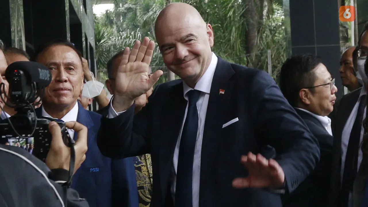 Foto: Presiden FIFA Lanjut Mengunjungi Kantor PSSI, Semobil Bareng Iwan Bule