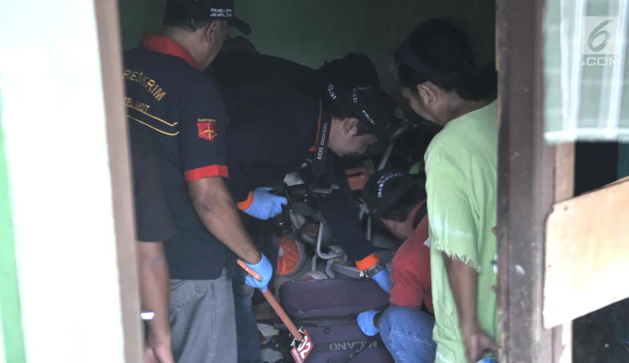 Petugas kepolisian saat menggeledah kediaman orang tua terduga teroris di Jalan Belibis V, Semper Barat, Cilincing, Jakarta, Senin (23/9/2019). Selain rumah tersangka, polisi juga menggeledah kediaman orang tua terduga teroris yang tidak jauh dari TKP. (merdeka.com/Iqbal S. Nugroho)