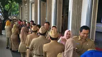 Wali Kota Semarang Hendrar Prihadi dan Wakil Wali Kota Semarang Heaverita G Rahayu menggelar halalbihalal di kantor Wali Kota Semarang. (Liputan6.com/Edhie Prayitno Ige)