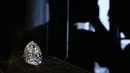 <p>'The Rock', berlian putih berbentuk buah pir 228,31 karat (perkiraan: USD 20.000.000-30.000.000) yang ditambang dan dipoles di Afrika Selatan lebih dari dua dekade lalu ditampilkan oleh Rumah Lelang Christie di Jenewa, Swiss, 6 Mei 2022. Selain 'The Rock', berlian lain yang akan dilelang adalah berlian kuning. (Fabrice COFFRINI/AFP)</p>