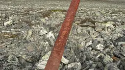 Pemburu rusa kutub, Einar Ambakk menunjukkan sebilah pedang milik bangsa Viking yang ditemukan di gunung Lesja, sekitar 180 km utara Oslo, Norwegia, 4 September 2017. Pedang dari besi sepanjang 30 inchi itu ditaksir berusia 1.200 tahun. (AP Photo)