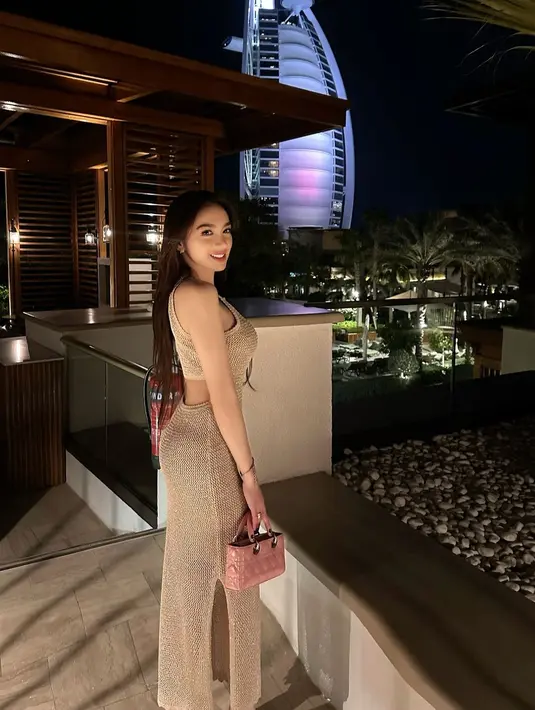 Tas yang sama juga juga Angel Karamoy kenakan saat dinner dengan dress back cutout emas. [@realangelkaramoy]