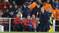 Ekspresi kecewa pelatih Arsenal, Arsene Wenger (kanan) usai timnya kalah dari Bayern Munich pada leg kedua babak 16 besar Liga Champions di Emirates Stadium, London, (7/3/2017). Bayer Munich menang 5-1. (AP/Frank Augstein)