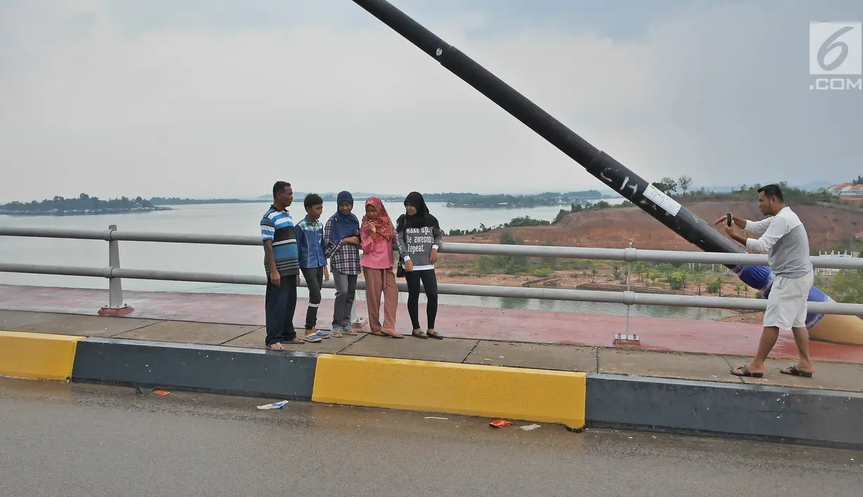 Wisatawan berfoto di kawasan jembatan Barelang di Batam, Kepri (15/4). Jembatan ini juga menjadi destinasi wisata alternatif bagi warga setempat dan pengunjung dari daerah lain. (Liputan6.com/Herman Zakharia)