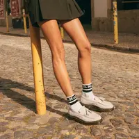 Dr. Martens AW23 Vintage Taupe Collection. Foto: Instagram.