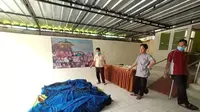 Kelima jenazah korban saat masih berada di Puskesmas Cisimeut, untuk dibawa ke RSUD Adjidarmo, Lebak, Banten. (Liputan6.com/ Yandhi Deslatama)