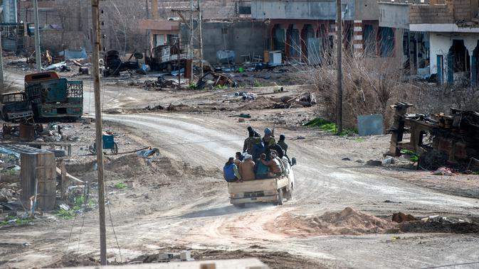 Anggota Syrian Democratic Forces (SDF) memburu militan ISIS di kantong terakhir kekhalifahan di Baghouz, Suriah, Minggu (17/2). Anggota SDF didukung oleh Amerika Serikat (AS). (Fadel SENNA/AFP)