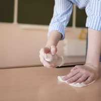 Menjaga kebersihan rumah./Copyright freepik.com/author/freepik