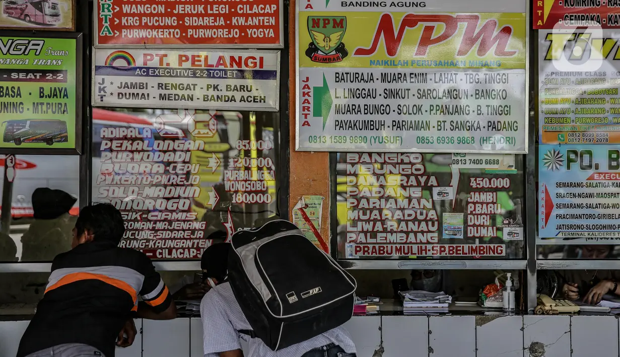Calon penumpang membeli tiket di loket resmi pembelian tiket bus di Terminal Kalideres, Jakarta, Senin (26/4/2021). Pemerintah memperpanjang masa larangan mudik Lebaran yaitu mulai dari 22 April hingga 24 Mei 2021. (Liputan6.com/Faizal Fanani)