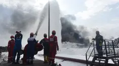 Tim HSSE & Fire Fighter Pertamina berupaya memadamkan api pada kebakaran tangki minyak Pertamina RU VI Balongan, Indramayu, Rabu (31/3/2021). Memasuki hari ketiga pascakebakaran, tim Emergency Pertamina berhasil memadamkan tiga tangki dari total empat tangki yang terbakar. (Dok. Humas Pertamina)