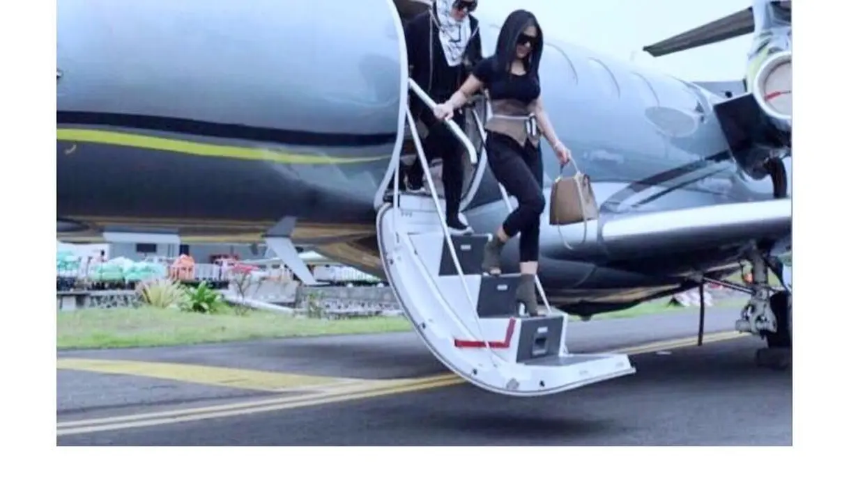 "Jadi kalau bayaran brand ambassador beda, posting di Instagram beda, pasang di bio Instagram juga beda," lanjut Aisyahrani manajer Syahrini, dilansir dari Kapanlagi.com. (Instagram/princessyahrini)