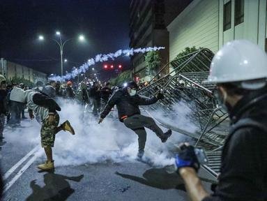 Pengunjuk rasa bentrok dengan polisi anti huru hara dalam aksi demonstrasi anti-pemerintah di Lima, Peru pada 28 September 2025 waktu setempat. (CONNIE FRANCE/AFP)