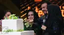 Siti Nurhaliza bersama suami memotong kue ulang tahun saat mengisi acara Golden Memories International di studio 5 Indosiar, Jakarta, Kamis (12/1). (Liputan6.com/Yoppy Renato)