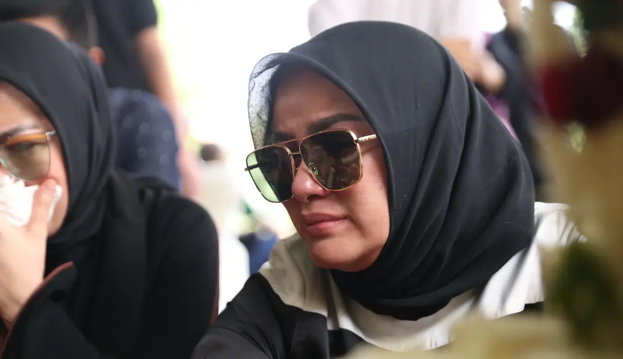 Pemakaman Ayah Olla Ramlan