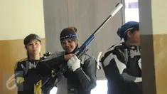 Petembak Indonesia, Maharani Ardi menahan kekecewaan usai gagal di Final 50m RIFLE 3 positions women di Kejuaraan Menembak se-Asia Tenggara di Jakarta, Senin (23/11/2015). Maharani menempati posisi enam dengan 383.3 poin. (Liputan6.com/Helmi Fithriansyah)