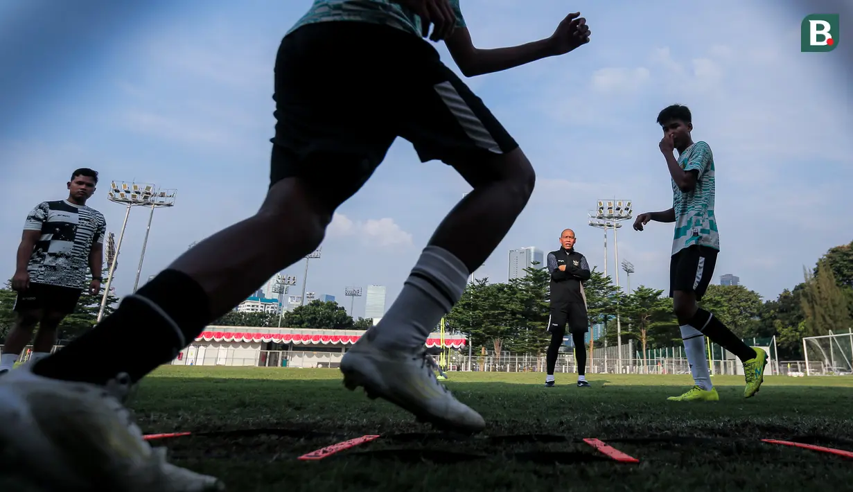 Pelatih Timnas Indonesia U-17, Nova Arianto saat memimpin seleksi yang berlangsung di Lapangan B, Kompleks Stadion Utama Gelora Bung Karno (SUGBK), Senayan, Jakarta, Kamis (08/08/2024). (Bola.com/Bagaskara Lazuardi)