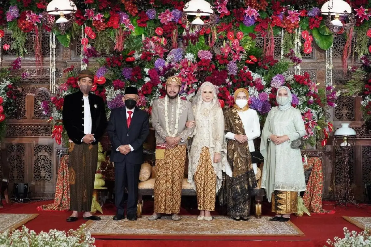 Wakil Presiden (Wapres) Ma'ruf Amin beserta Ibu Wury Ma'ruf Amin menghadiri pernikahan Ketua Mahkamah Konstitusi Anwar Usman dengan Adik Presiden Joko Widodo, Idayati, di Solo
