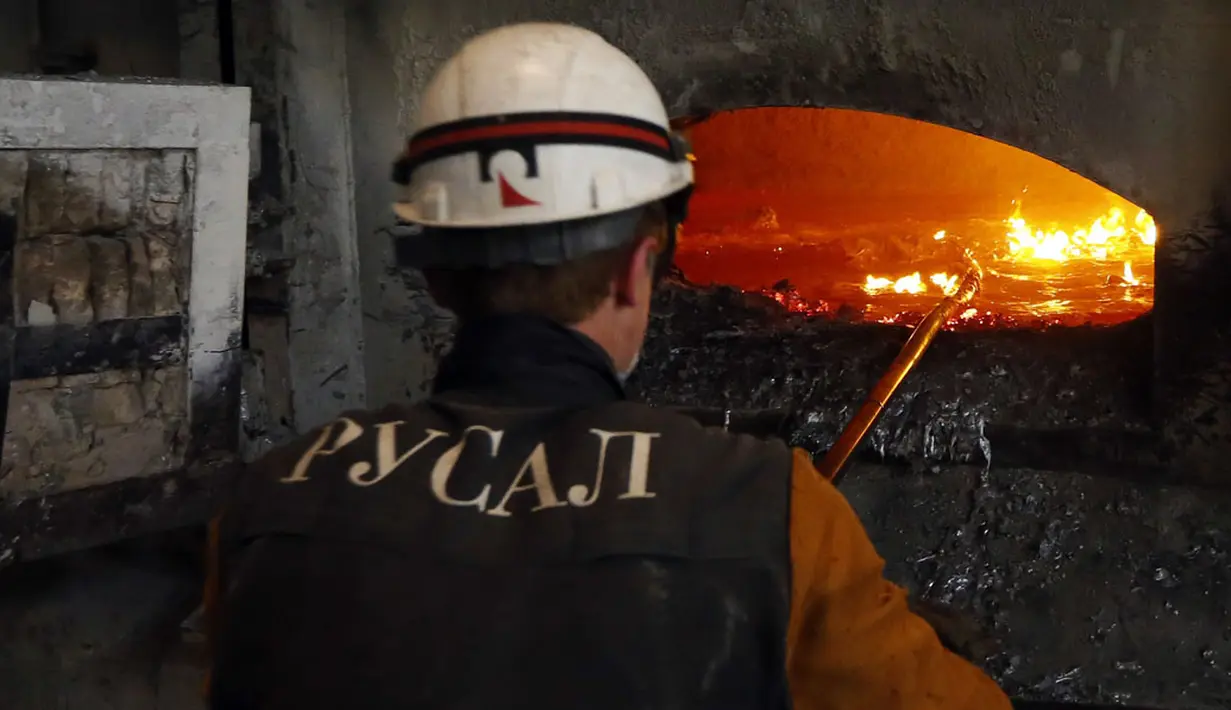 Salah satu pekerja mengawasi langsung proses pencampuran material alumunium di Rusal Krasnoyarsk, Siberia, (8/7/2014). (REUTERS/Ilya Naymushin)