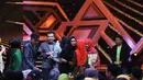 Hadir penggemarnya dalam acara Golden Memories Internasional yang ditayangkan Indosiar. Malam itu, penggemar Siti Nurhaliza, ikut naik ke atas panggung untuk memberikan kado. (Nurwahyunan/Bintang.com)