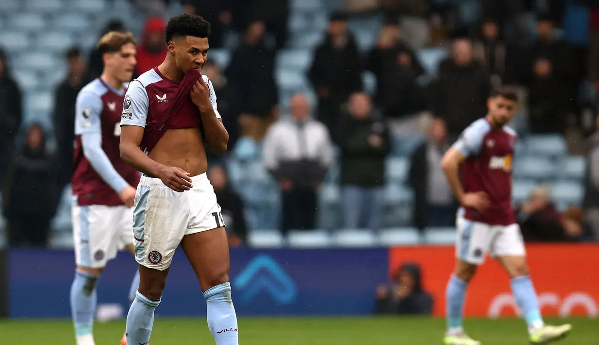 Reaksi kecewa striker Aston Villa, Ollie Watkins setelah timnya kebobolan gol keempat saat menghadapi Tottenham Hotspur pada laga pekan ke-28 Premier League 2023/2024 di Villa Park, Birmingham, Minggu (10/3/2024). (AFP/Darren Staples)